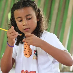 Ação Social de Educação e Arte em comunidade de Belém na Jaguar Parade 2025 B